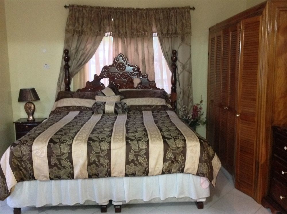 Cazwin Villas Montego Bay Exterior photo