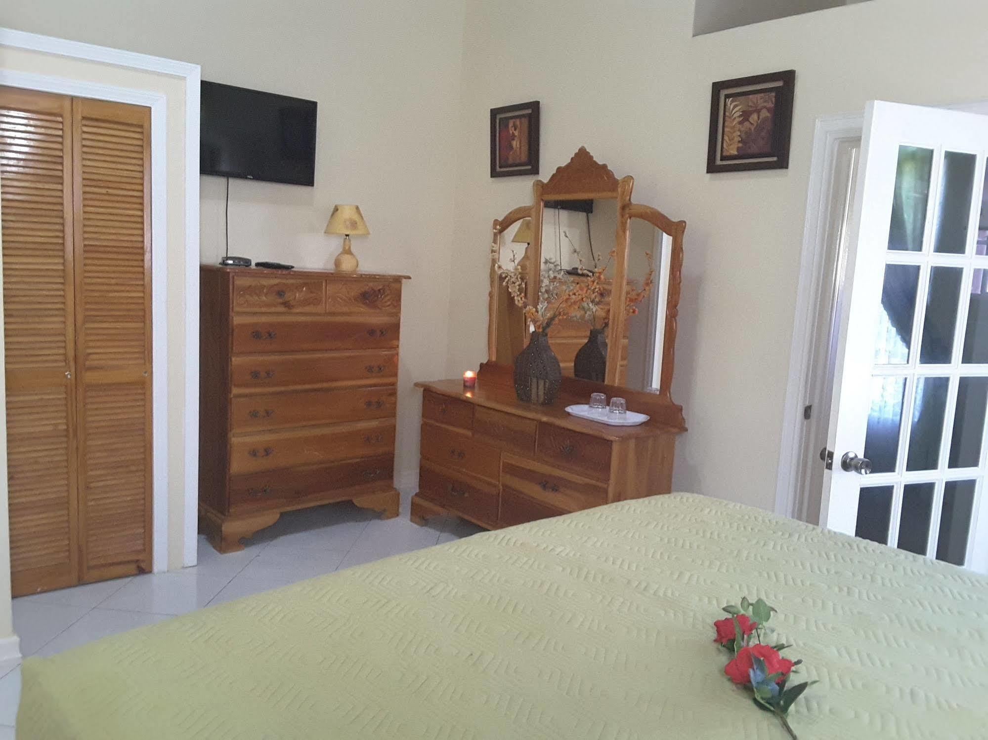 Cazwin Villas Montego Bay Exterior photo
